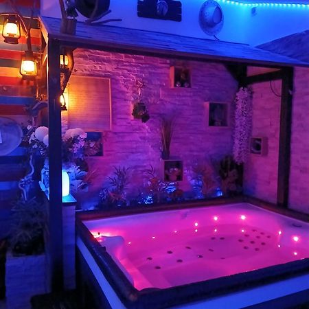 L'Histoire De L'Ouest , Jacuzzi Appartement Доль Екстер'єр фото