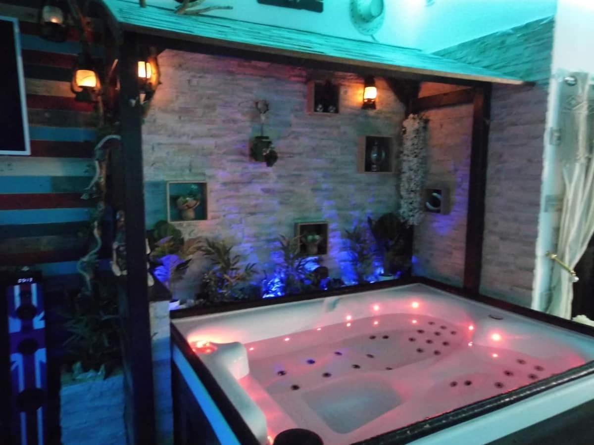 L'Histoire De L'Ouest , Jacuzzi Appartement Доль Екстер'єр фото